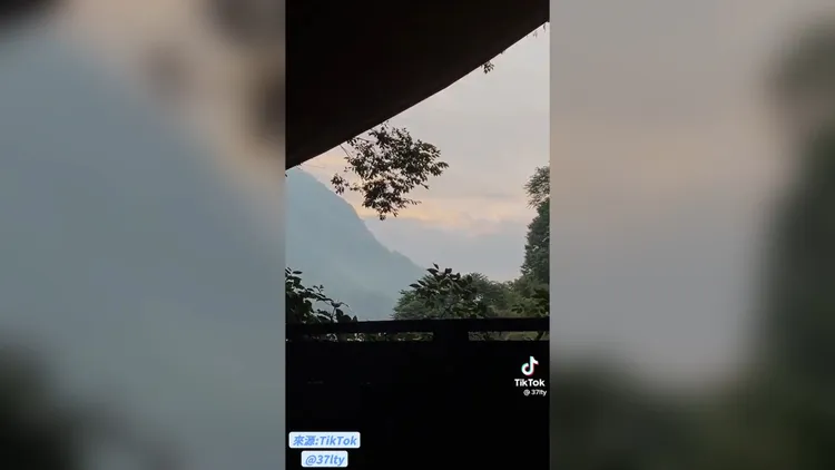 泡著湯、看著遠方的山景，讓人都放鬆了。