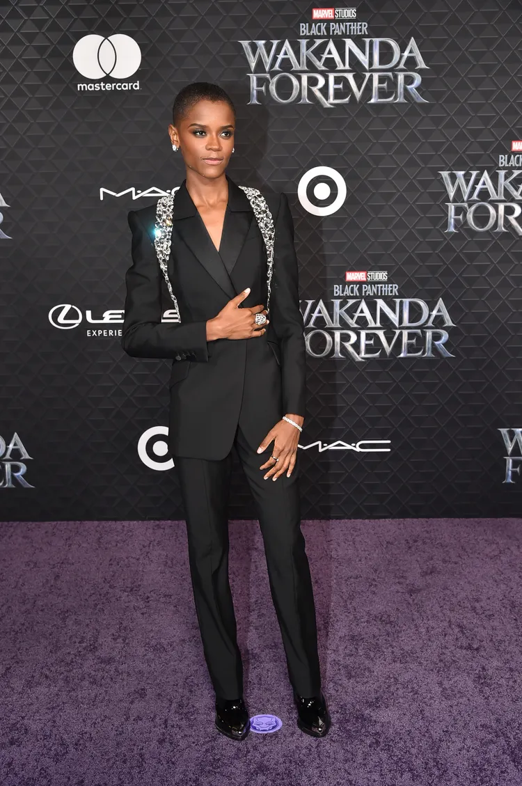 留著小平頭的莉蒂西亞穿Alexander McQueen鑲寶石男裝，搭配鑽飾，看起來又酷又美。美聯社
