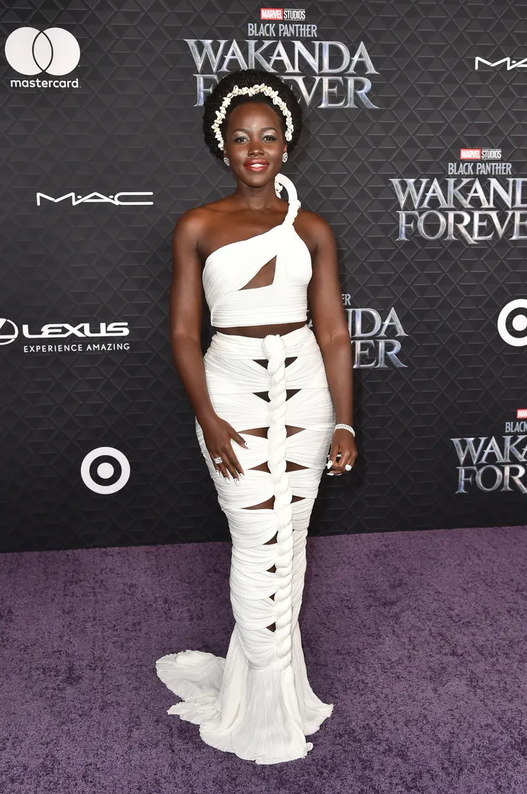 奧斯卡女配露琵塔尼詠歐穿著Balmain鏤空結飾禮服，若隱若現相當性感。美聯社