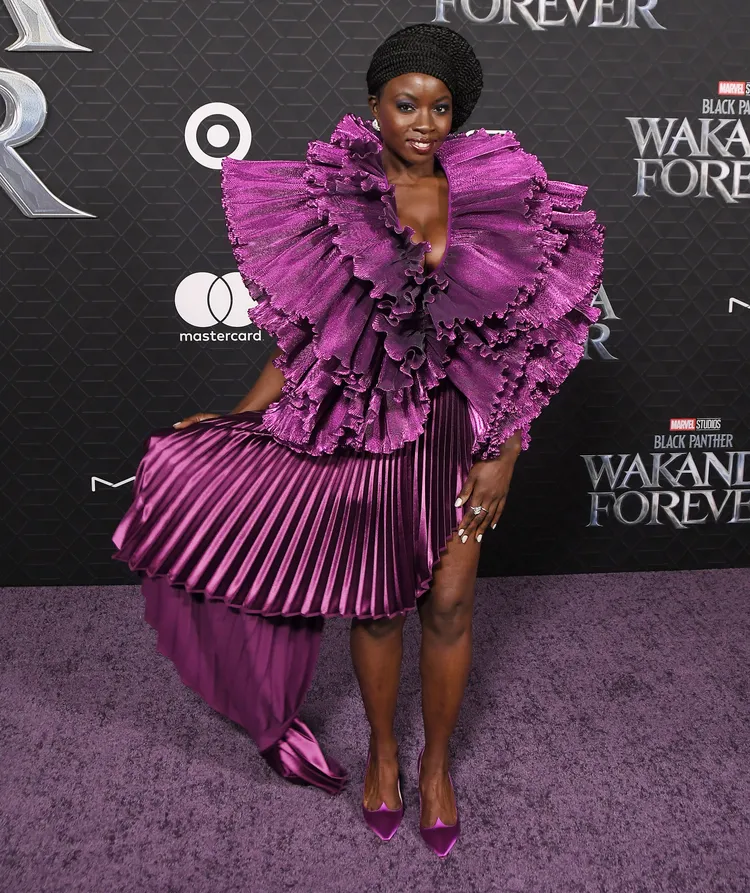 戴娜葛里拉飾演領導朵拉親衛隊的「奧科耶」，也選穿紫紅色的褶襉禮服，效果搶眼。達志