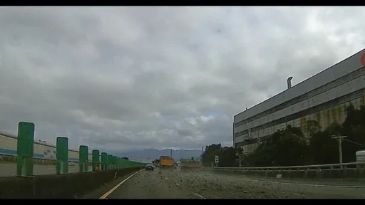 砂石車沿途掉落砂石 國2東向八德段封閉2車道緊急清理