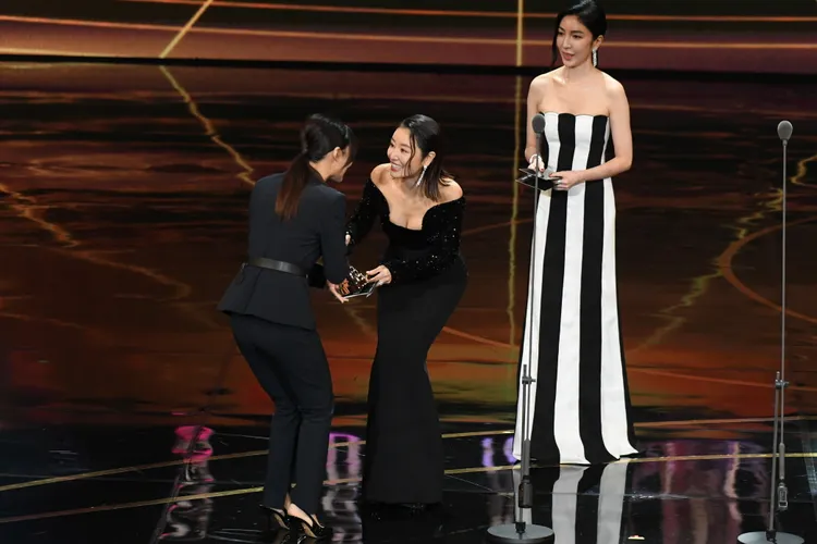 林心如蠻腰小露酥胸。三立提供