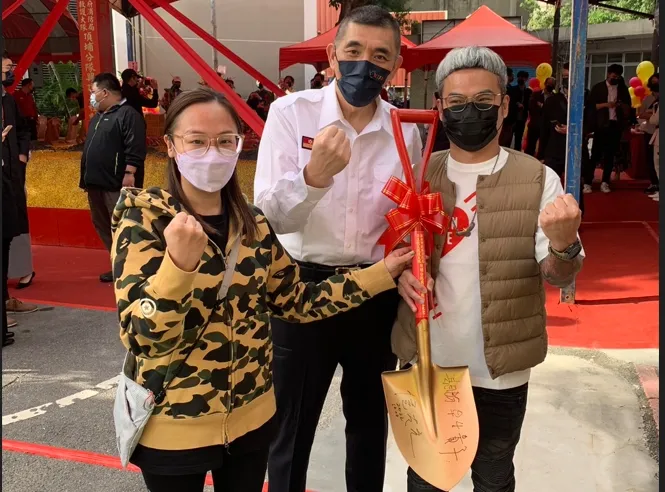 孟孟父母親幸運拿得金鏟與消防局長黃德清合影，表示要把因病過世的小孩生回來。消防局提供