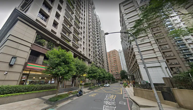 寶橋路今年有社區成交來到7字頭，例如當地指標社區「合環御景」（圖左）之55.55坪的7樓戶，8月份以總價3552萬元成交、換算單價來到70萬元。翻攝Google map