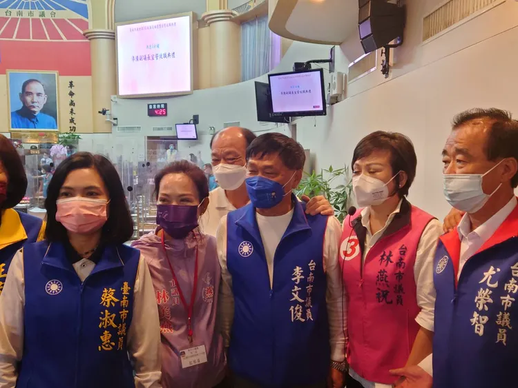 李文俊（中）獲國民黨團15票、無黨8票．23票勝出。王志弘攝