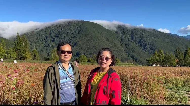 來自桃園的夫妻表示，趁著秋高氣爽賞花海看雲瀑正是時候。民眾提供
