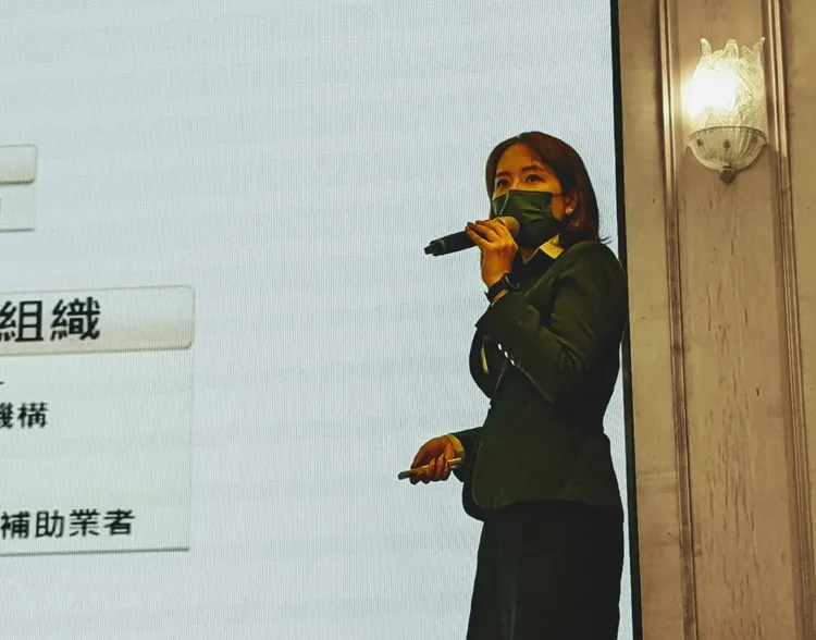 徐佳馨受邀到高雄建築經營協會演講，並提出通膨、升息、政經情勢不利房市發展論點。高市建築經營協會提供