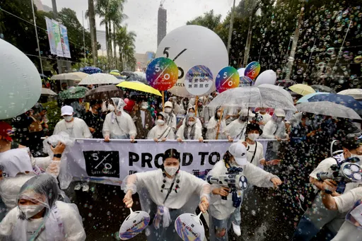下雨天照走同志游行! 他穿透明雨衣全裸喊「裸体不是色情、色情的是眼光」