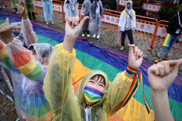 參與遊行的人向大家分送愛心。林林攝