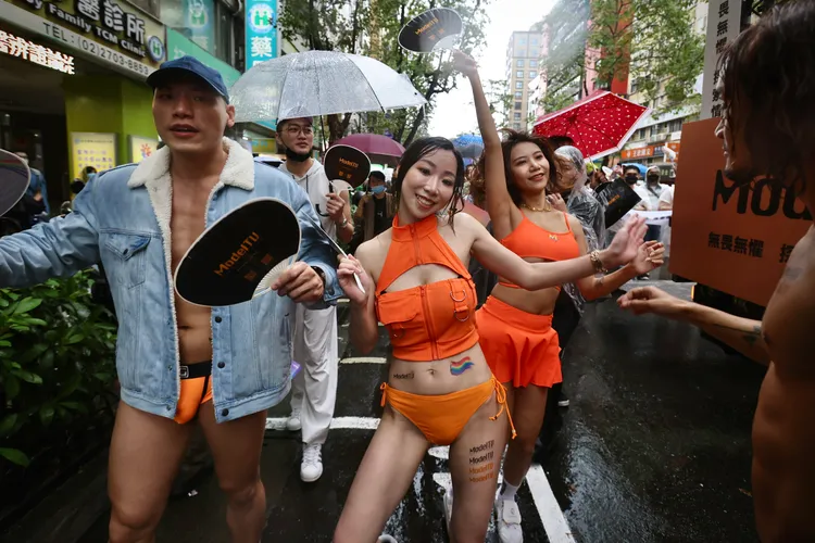 遊行隊伍熱情舞動帶動氣氛。林林攝