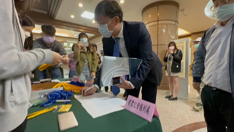 黃國昌申請旁聽，他簽到時希望林姿妙縣長說清楚、講明白。林泊志攝