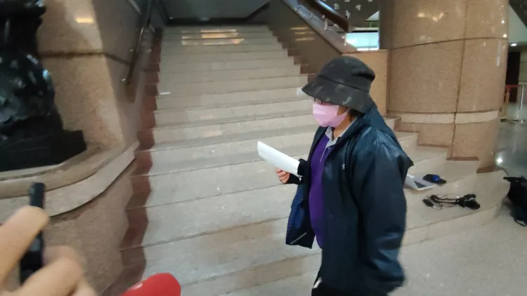 林姿妙助理張桂綾上午10時許抵達宜蘭地院。林志青攝