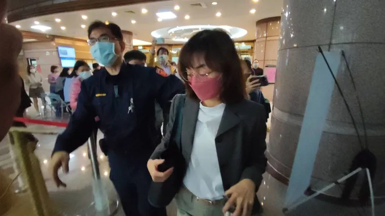 林姿妙女兒林羿伶於上午09時53分抵達宜蘭地方法院。林志青攝