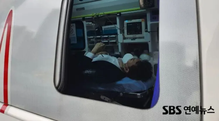 朴修弘10月4日到地檢署與父親、兄嫂3方對質，卻被父親爆打，大受打擊昏迷送醫。翻攝SBS娛樂新聞