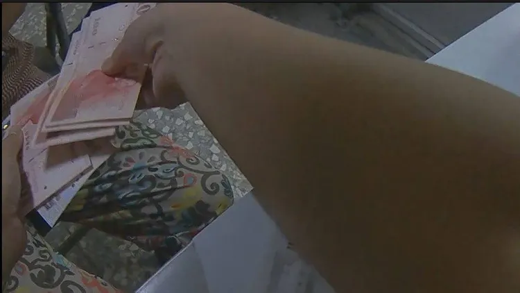 警員最後自掏腰包1千元給婦人，讓她先得以暫時找旅社安頓。民眾提供