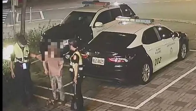 因為婦人身上沒錢，只好先帶回派出所休息。民眾提供