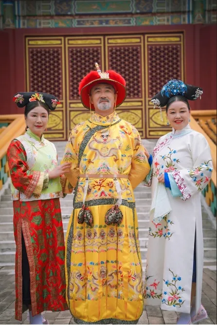 清宮戲不少能少了皇上，大媽用計拐人來演皇上。翻攝觀察者網