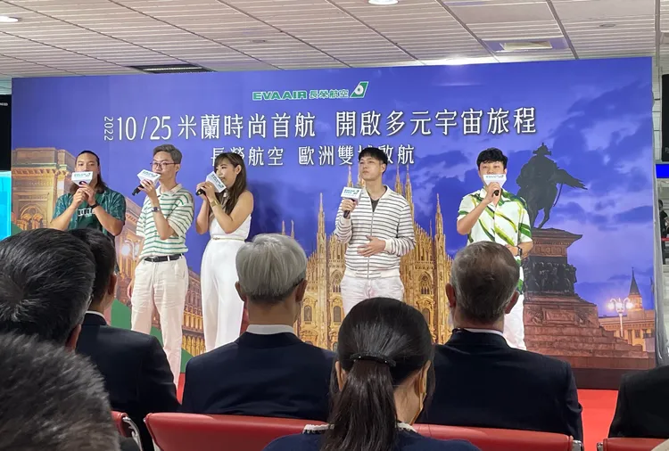 長榮航首航米蘭，起飛前舉行首航儀式。陳慜蔚攝