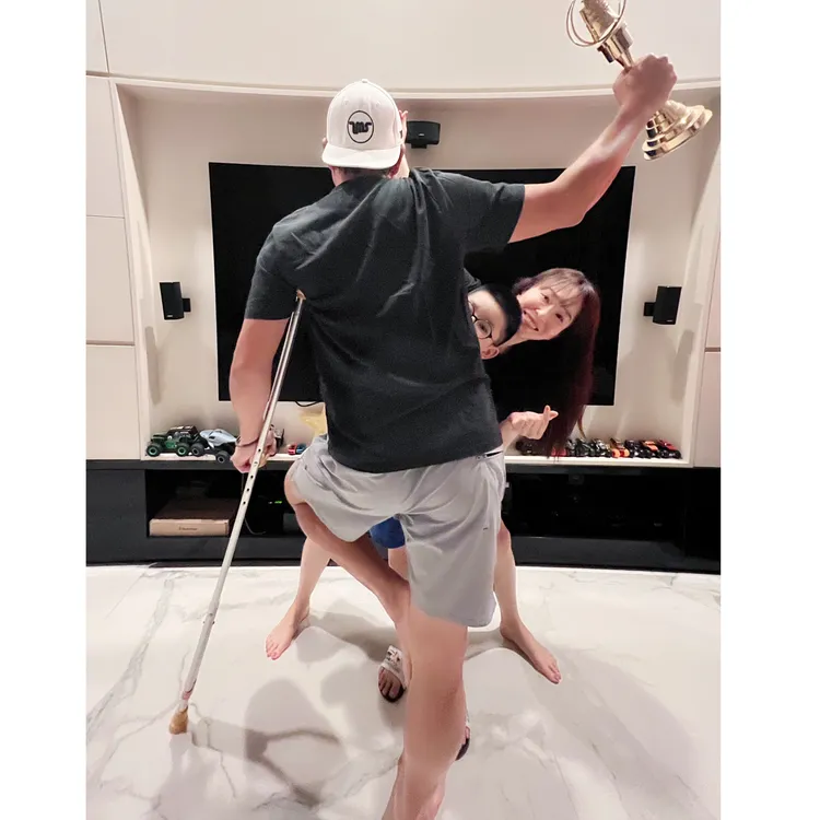 李銘順（左）人在新加坡得知獲獎High翻，老婆范文芳和兒子都在身邊。