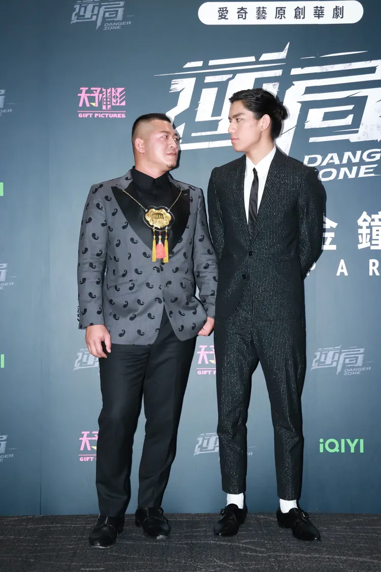 朱軒洋（右）和草爺出席慶功宴。趙世平攝