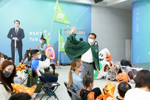 勇者號萬聖節出任務　鄭運鵬披「好運蓬」邀小朋友中壢大遊行