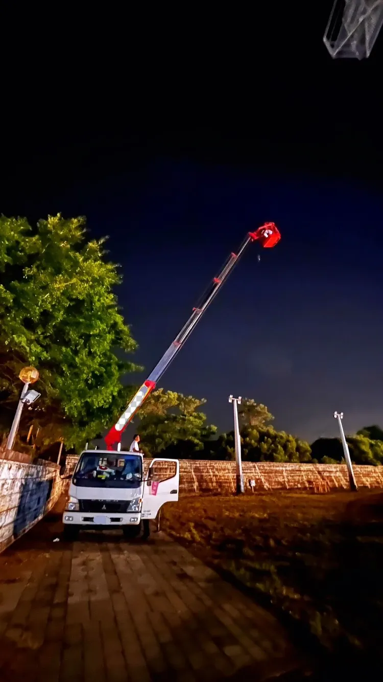 盧秀燕競選總部上午公布高空作業車照片，澄清晚會空拍照片使利用該車拍攝，並非使用無人機。盧秀燕競總提供