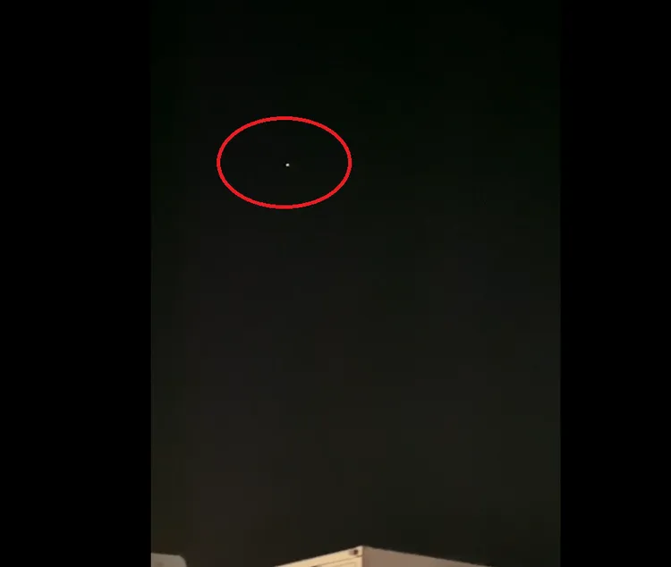 多架無人機亂入造勢現場上空(紅圈處)，遭警方利用干擾設備驅離。讀者提供