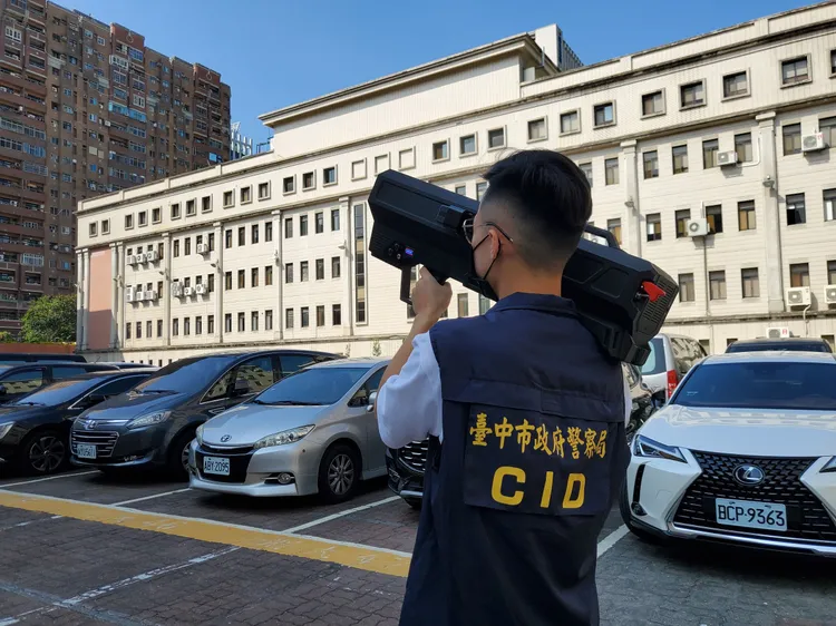 台中市刑大配備無人機干擾器，可強制引導違規空拍機降落。警方提供