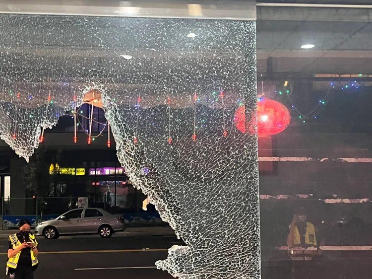 小吃部的玻璃門被砸毀。讀者提供