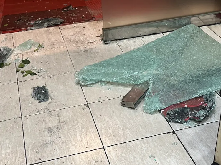 小吃部的玻璃門被砸毀。讀者提供