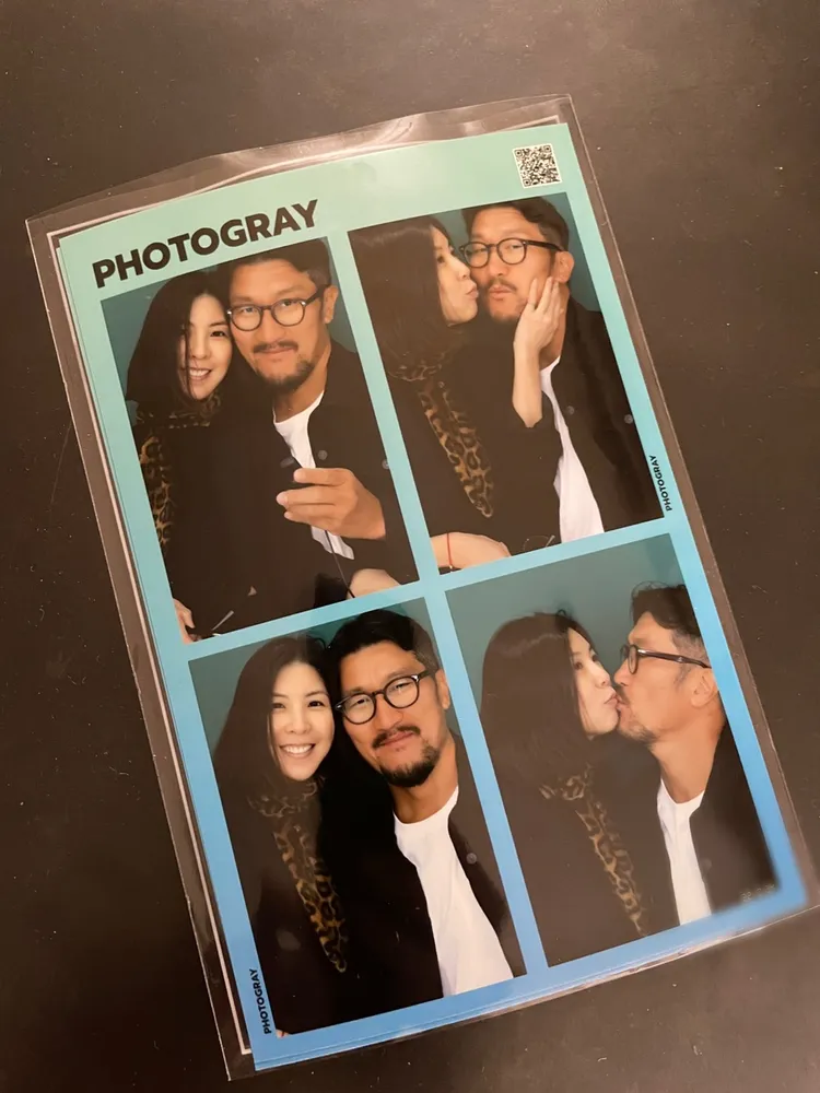 許茹芸和老公一起拍類似早期大頭貼的趣味相片照。本人提供