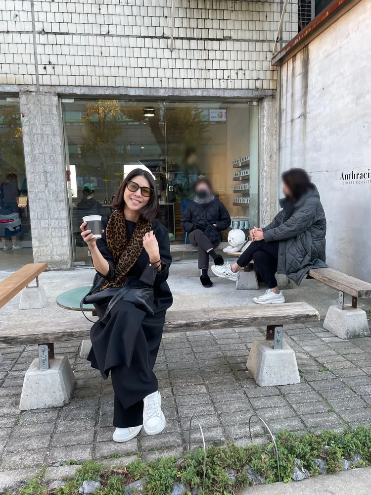 許茹芸這幾天和老公在首爾住家附近散步、喝咖啡，享受兩人世界。本人提供