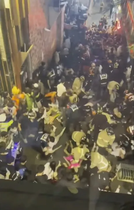 南韓梨泰院萬聖節活動現場爆發人群擠壓踩踏意外釀逾150死。翻攝網路