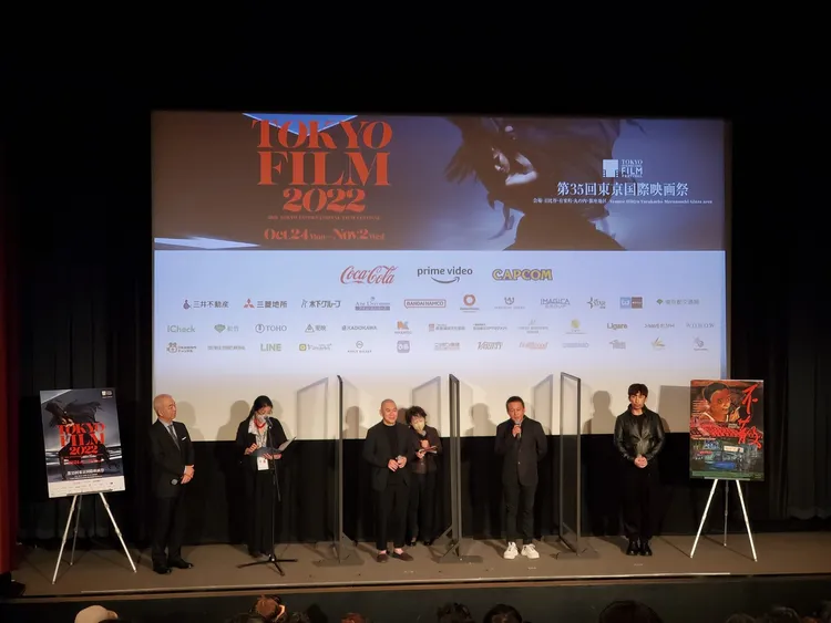 蔡明亮（前排左三起）、李康生、三田村恭伸昨在《不散》播放前問候觀眾。翻攝蔡明亮臉書