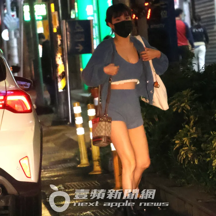 「最正球經」啦啦隊女神孟潔，用鯊魚夾固定頭髮，衣衫不整的下車，還露出黑色內衣肩帶。特勤中心攝
