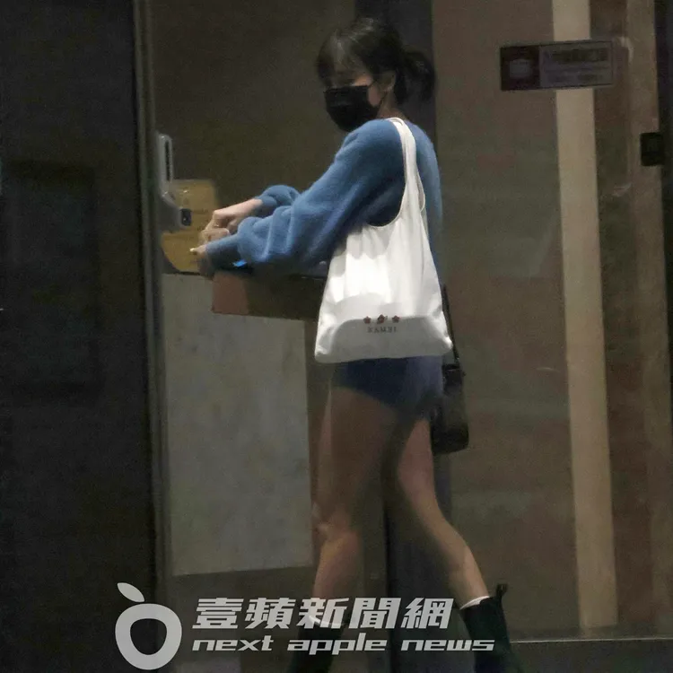 樂天啦啦隊「最正球經」孟潔，到便利商店領完包裹，胸前抱著一大盒紙箱步出。特勤中心攝
