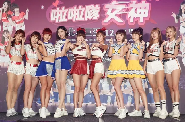 中職啦啦隊女神，拉拉（左起）、心璇、安娜、潔米、孟潔、林襄、林可、畇二、少少、瑟七，一字排開宣傳活動。資料照片