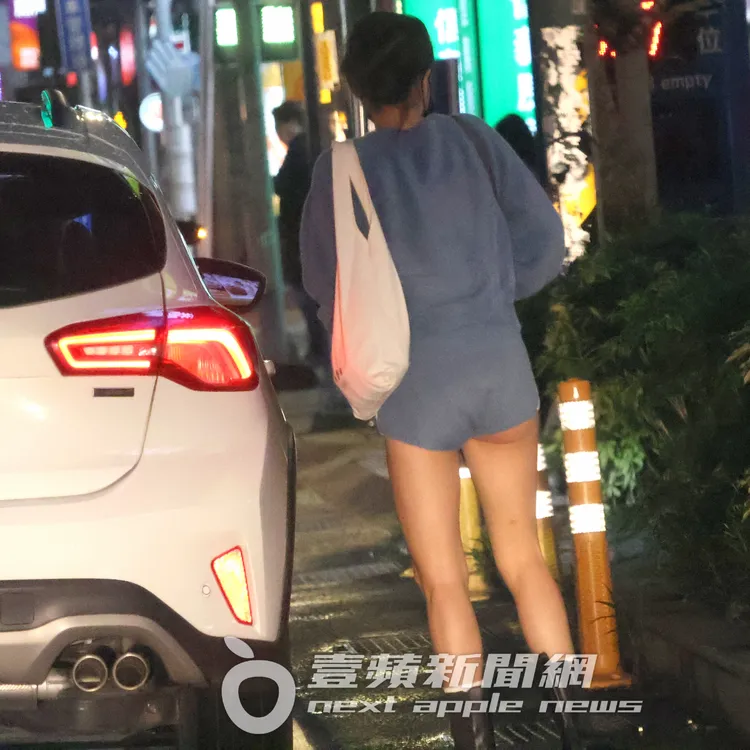 樂天桃園啦啦隊女神孟潔，下車時轉身瞬間，露出右半顆屁股蛋見客。特勤中心攝