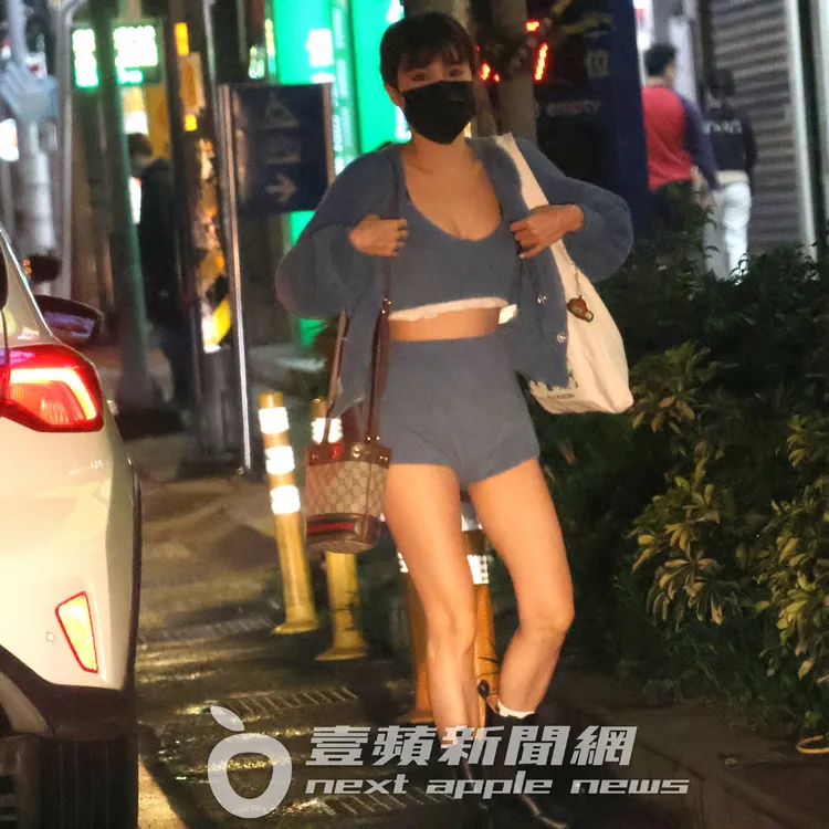 樂天桃園啦啦隊女神孟潔，衣衫不整的下車，黑色內衣肩帶及32C雪乳呼之欲出。特勤中心攝