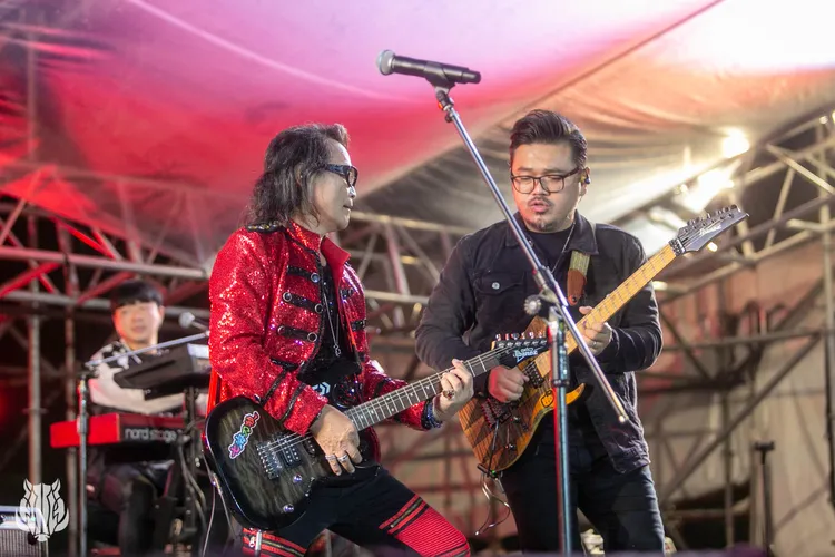 沈文程搭檔One Band玩樂團。原民會提供