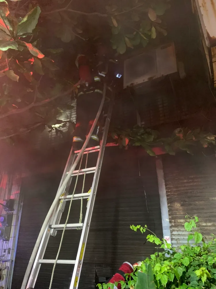 警消搭梯攀上二樓陽台救出受困蔡姓民眾。民眾提供