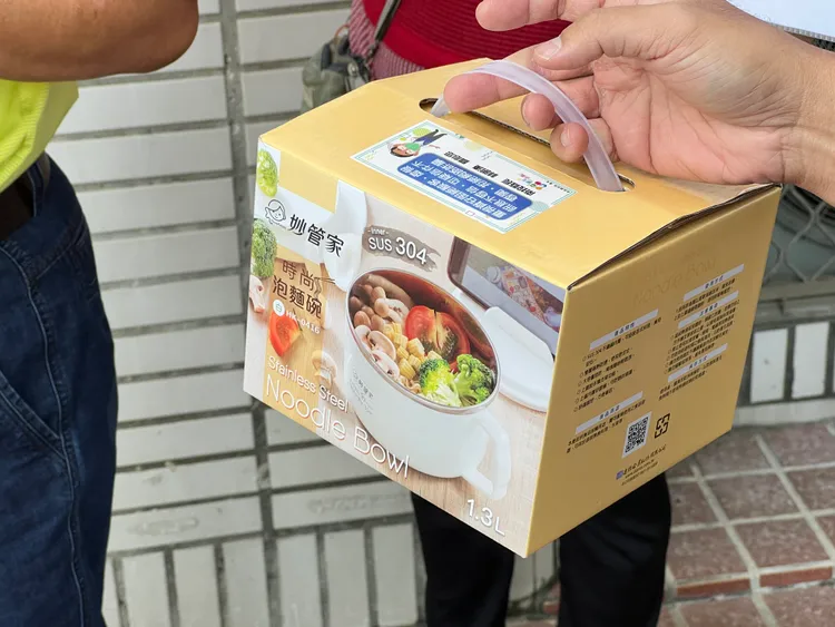 現場贈送價值超過300元的鋼杯，讓人質疑有賄選嫌疑。田兆緯攝