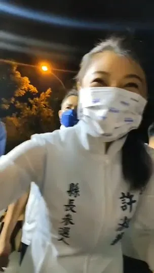 許淑華雖未幫忙發送禮品，但也在一旁拉票。曾琮愷提供