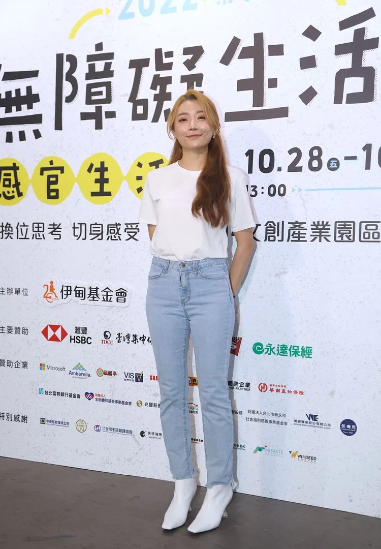 依依9個月來盡心照顧男友納豆。陳明中攝