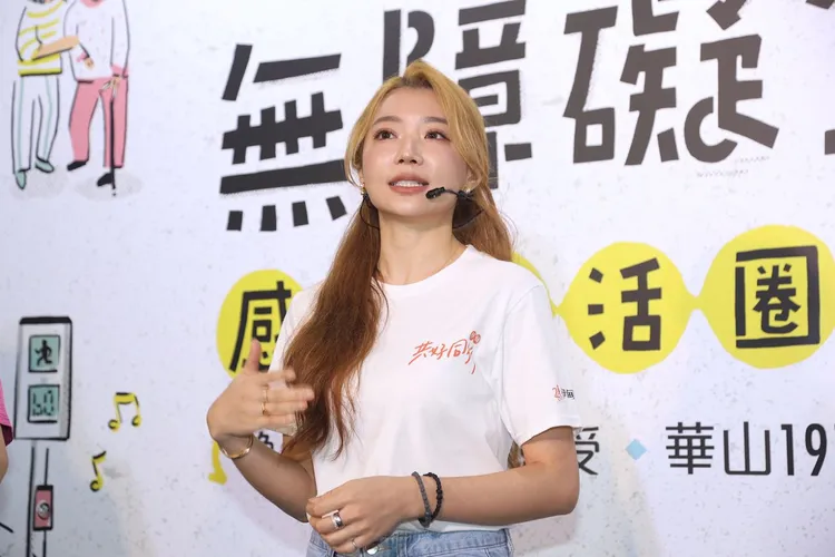 依依分享照顧者心路歷程，不禁眼眶微泛淚。陳明中攝