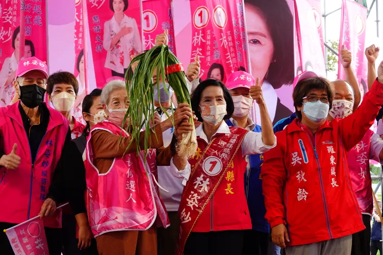 百歲人瑞吳林美質也現身力挺，並贈送象徵當選的「凍蒜」給林姿妙。林泊志攝