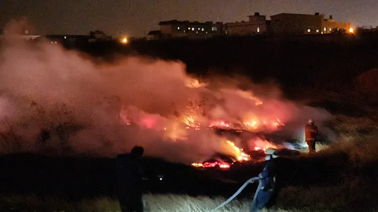 由於火苗隨風擴散，澎湖本島警消幾乎全員出動，以防事態擴大延燒到民宅，甚至加油站。許逸民攝