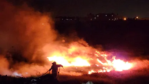 澎湖火燒山!七級強風助燃火苗亂竄 鄰近住宅、加油站險遭波及
