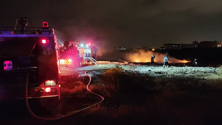 受限野外道路車輛可及處有限，加上風勢強勁助長，警消搶救困難。許逸民攝