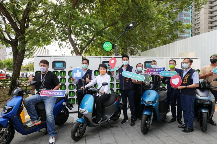 盧秀燕推廣電動機車。台中市政府提供